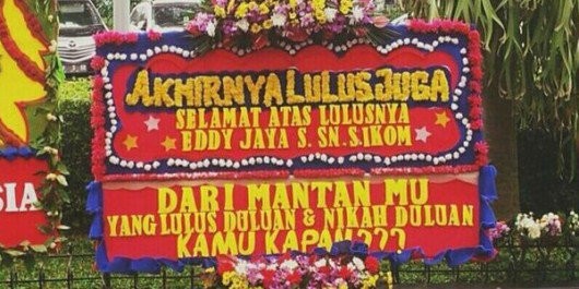 banner wisuda lucu