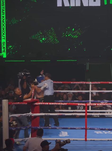 Wasit memeluk Jefri saat dinilai Jefri tidak melakukan perlawanan