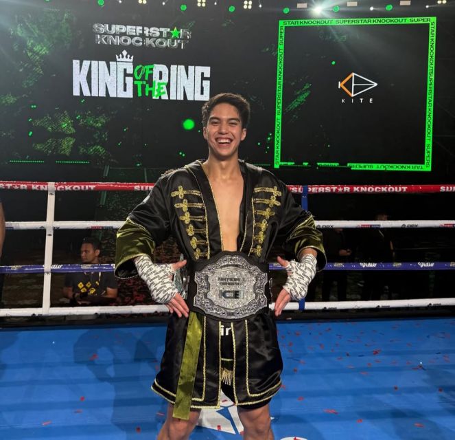 El menunjukkan sabuk kemenangan